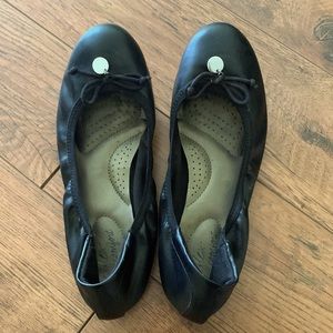 Dexflex comfort ballet flats with charms in excellent condition